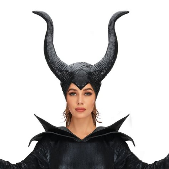 Angelina Jolie shows her horns in the first image from ‘Maleficent’: amazing?
