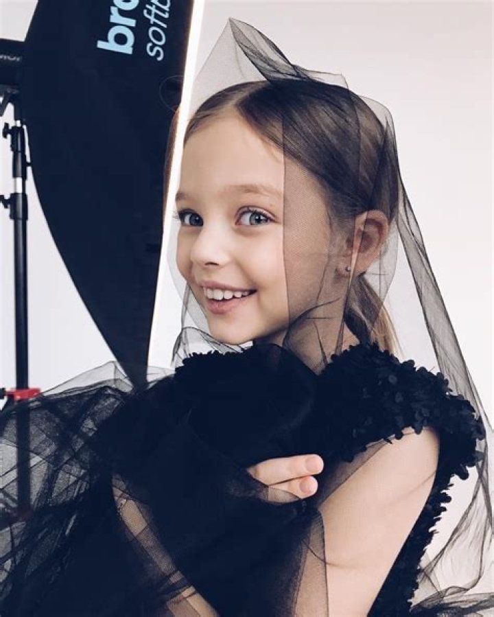 Anna Pavaga - Age, Family, Bio