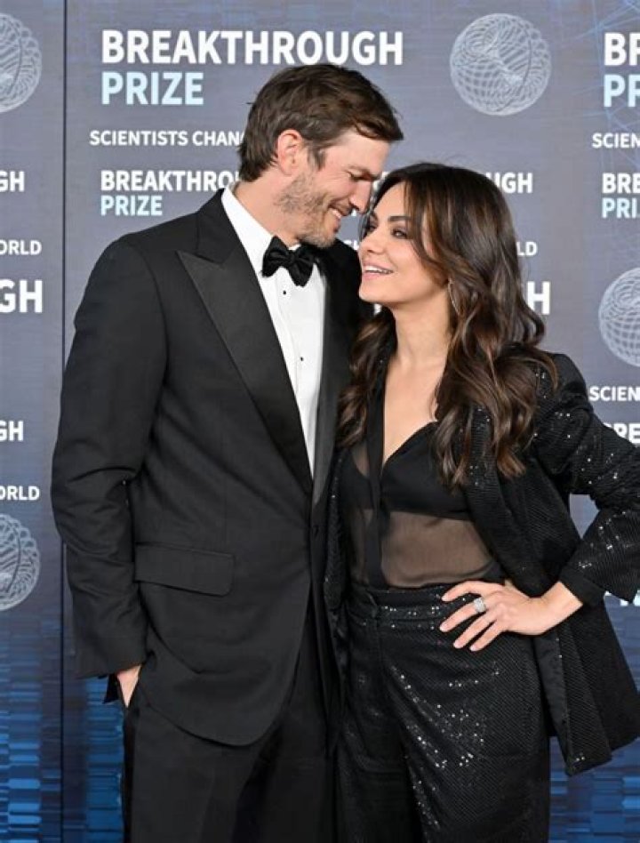 	Ashton Kutcher & Mila Kunis did a super-obvious photo-op at Disneyland	