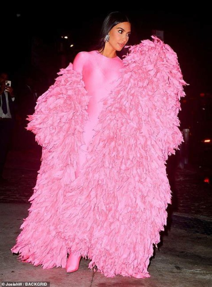 bitchy | Kim Kardashian looks pretty in pink outside the SNL afterparty in NYC!