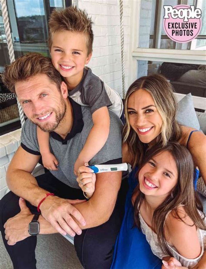 Bryce Dallas Howard relationship with her husband, her children, and her parents is really an example to be set. Wanna know about it?