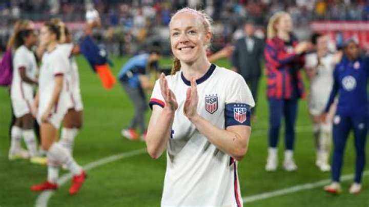 Captain USWNT Becky Sauerbrunn talks unequal paychecks and thinks that “healing process” is essential between US men and women players!!