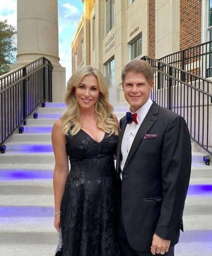 Clark Hunt Height, Weight, Net Worth, Age, Birthday, Wikipedia, Who, Instagram, Biography