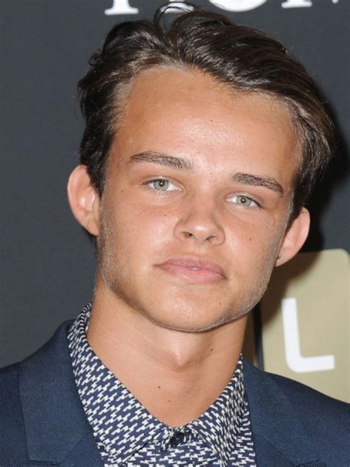 Curran Walters - Age, Family, Bio