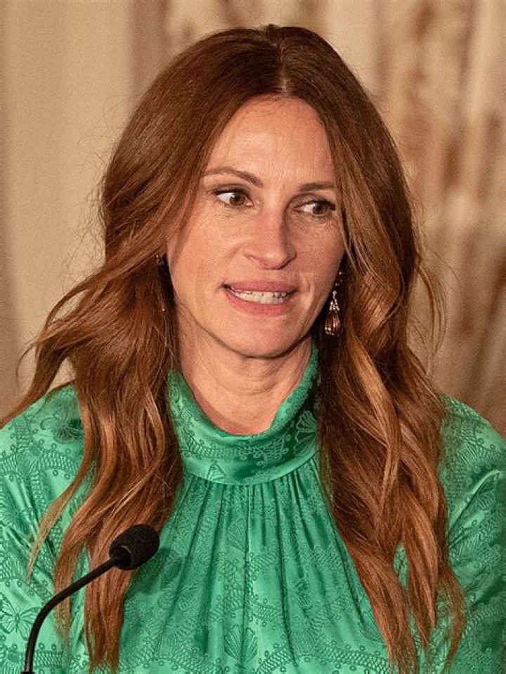 Enquirer: Julia Roberts is rude, obnoxious & nasty to her overweight sister