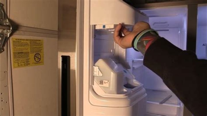How do you reset a Hotpoint fridge freezer?