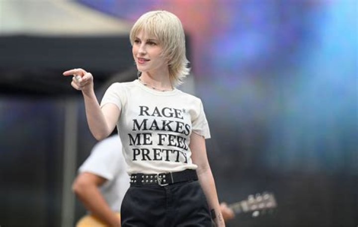 Is Hayley Williams a lesbian?