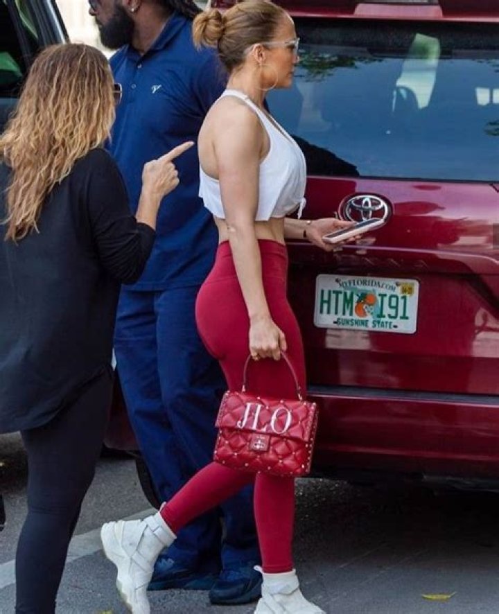 Jennifer Lopez makes her assistant sleep in the same bed with her: needy diva?