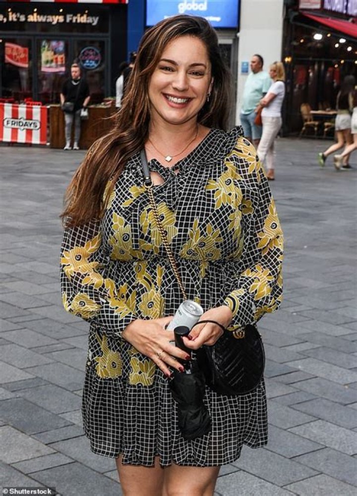 Kelly Brook has shrunk remarkably as she undergoes weight reduction and body transformation!