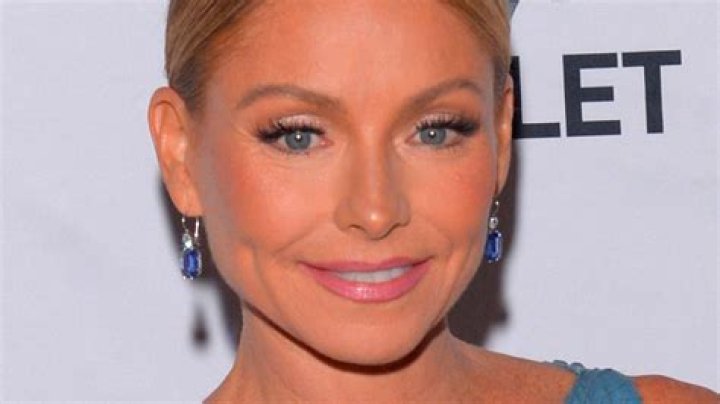 Kelly Ripa got plastic surgery to fix her earlobes after wearing too-heavy earrings