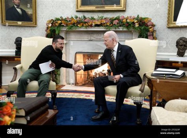 Kellyanne Conway loves to kneel on couches in the Oval Office, apparently