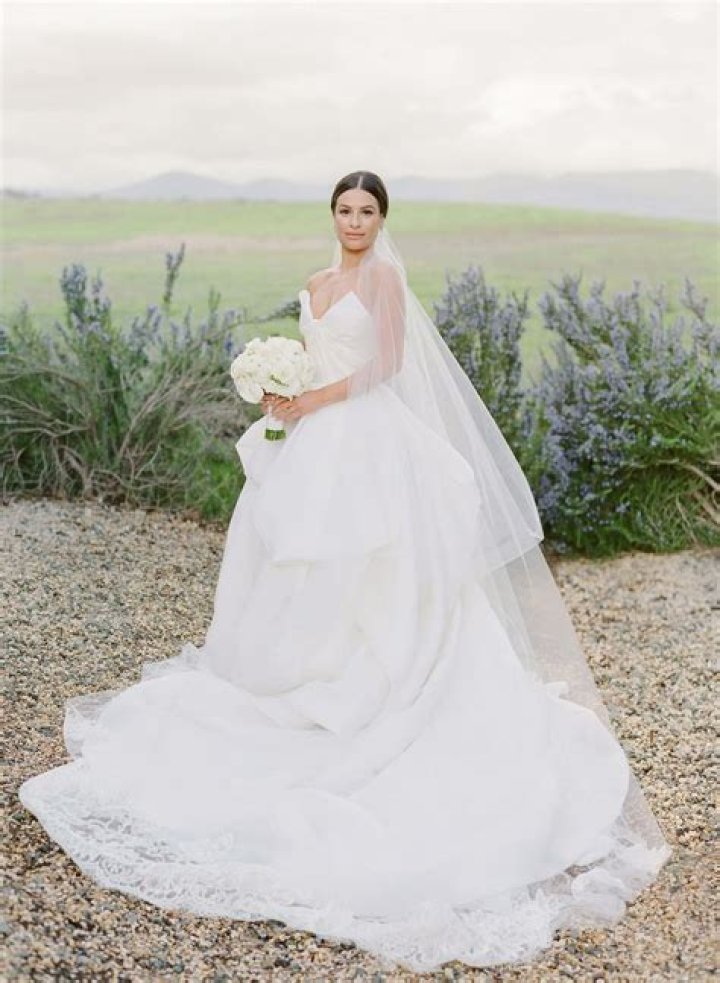Lea Michele married Zandy Reich in Napa, and her wedding gown was pretty great?