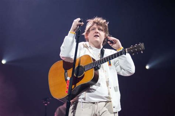 Lewis Capaldi, Scottish Singer-songwriter is dating a student, Catherine Halliday!