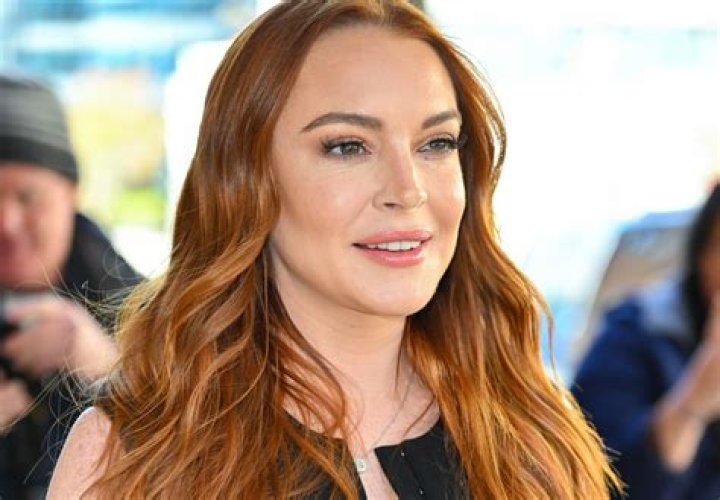 Lindsay Lohan tries to go back to a healthy ginger shade, still looks like a junkie