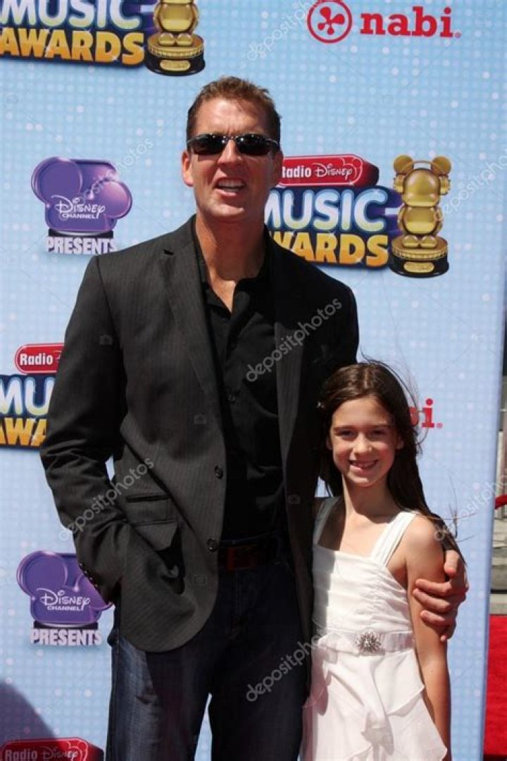 Regan Burns - Age, Family, Bio