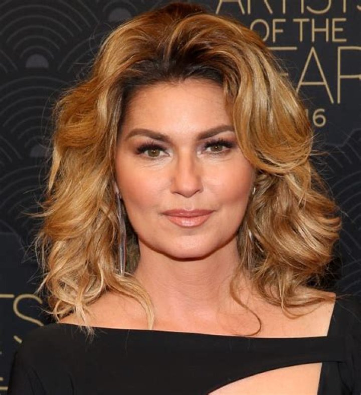 Shania Yan - Age, Family, Bio