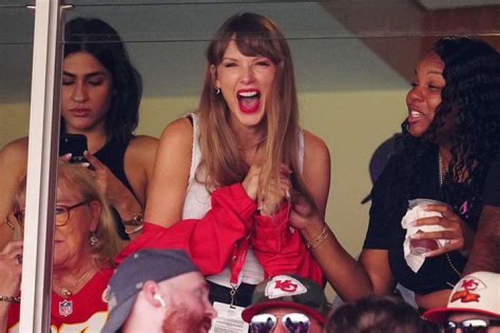 	Taylor Swift’s friends are ‘worried’ that she’s ‘moving too fast’ with Travis Kelce	