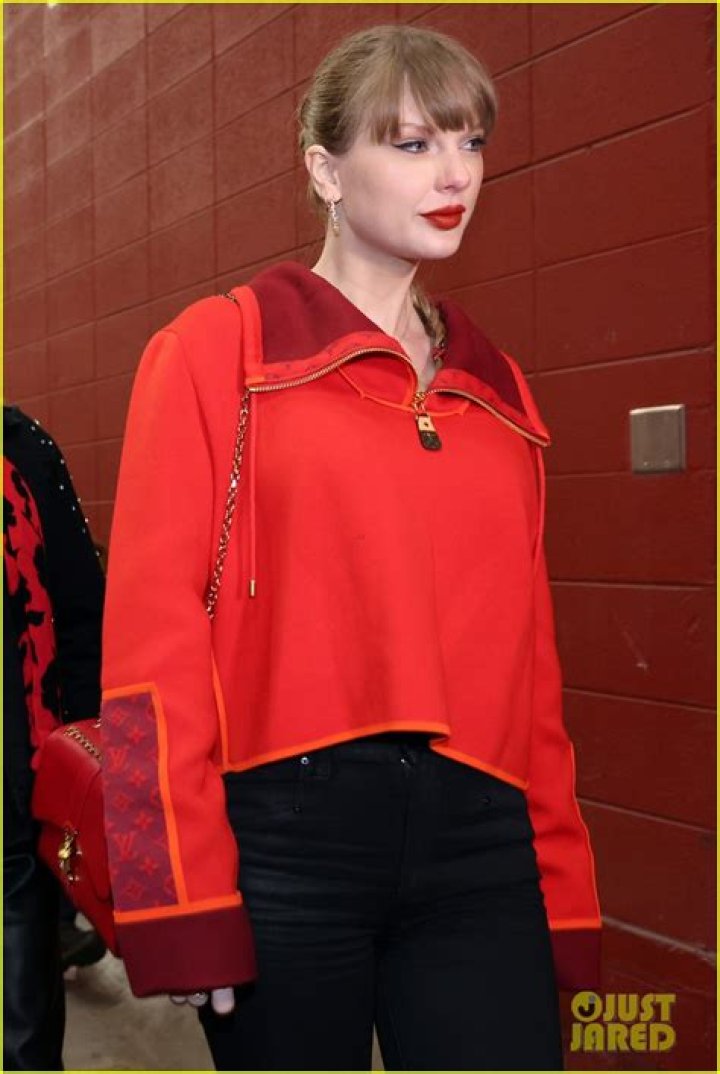 “Taylor Swift’s slashed skinny jeans are trendy & ugly in equal measure” links