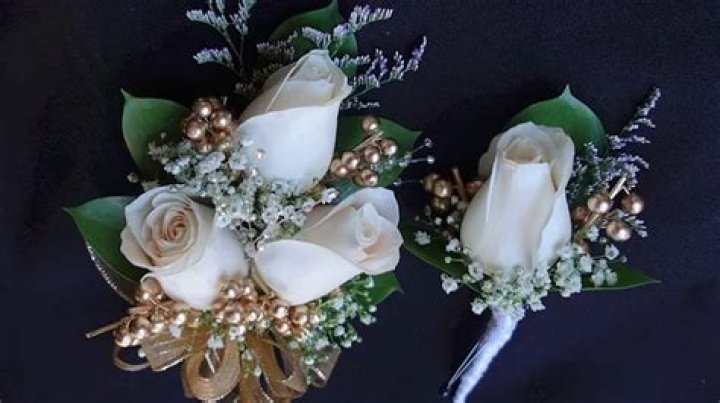 What color corsage do you wear if your mother is deceased?